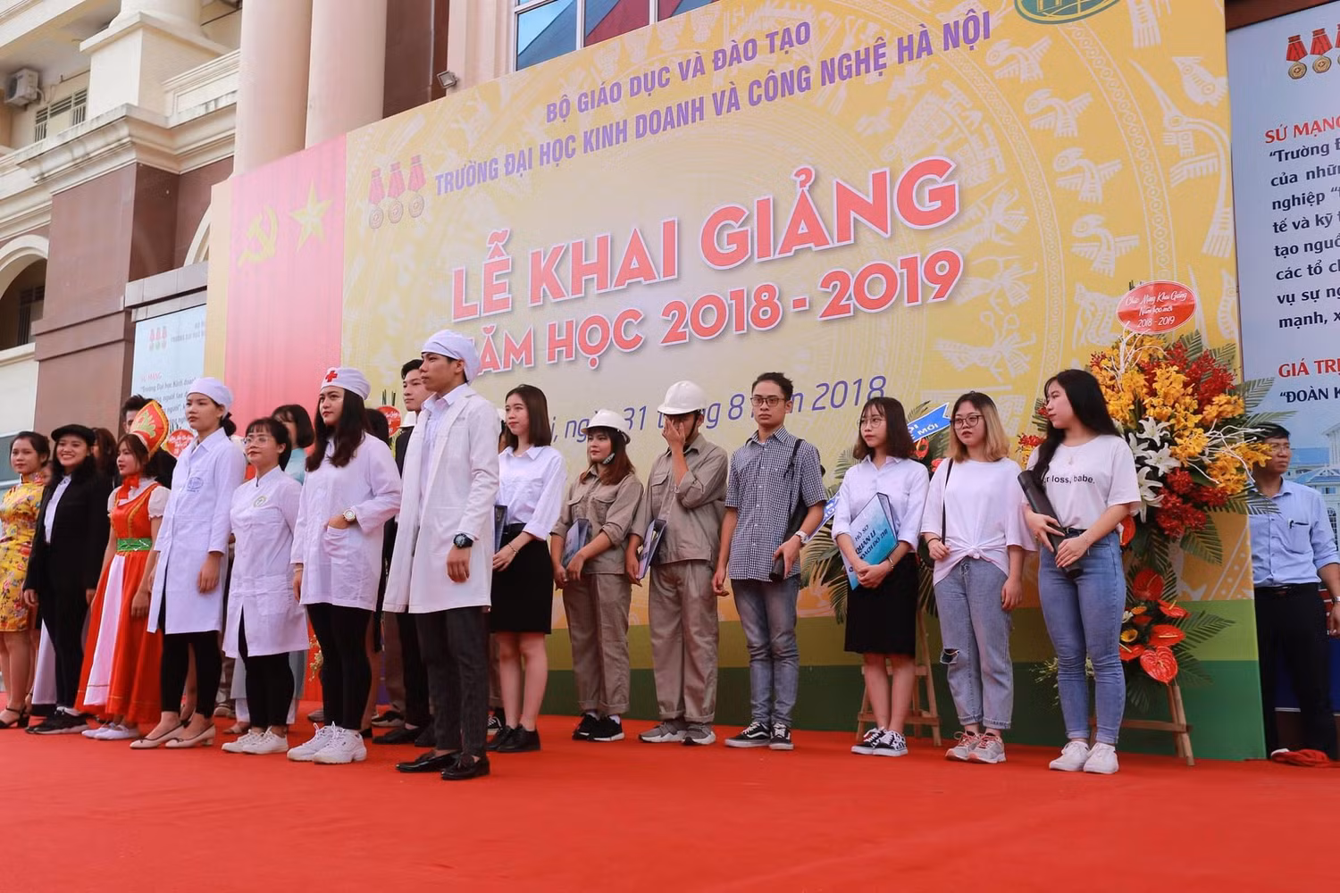 Lý do hàng ngàn sinh viên tốt nghiệp chưa có bằng đại học vì Đại học Kinh doanh và Công nghệ Hà Nội chưa có người ký. Ảnh: HUBT.