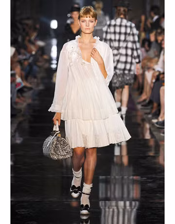 Mẫu thiết kế của hãng John Galliano Xuân 2012