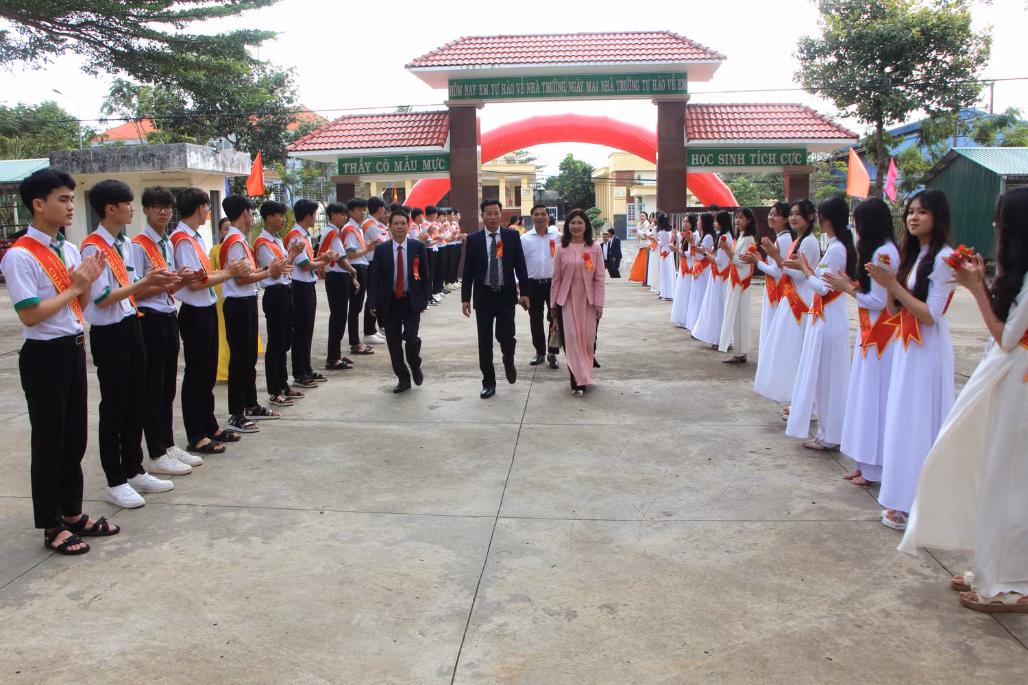 Lãnh đạo tỉnh Đắk Nông dự Lễ kỉ niệm 10 năm thành lập Trường Trung học phổ thông chuyên Nguyễn Chí Thanh. Ảnh: NVCC