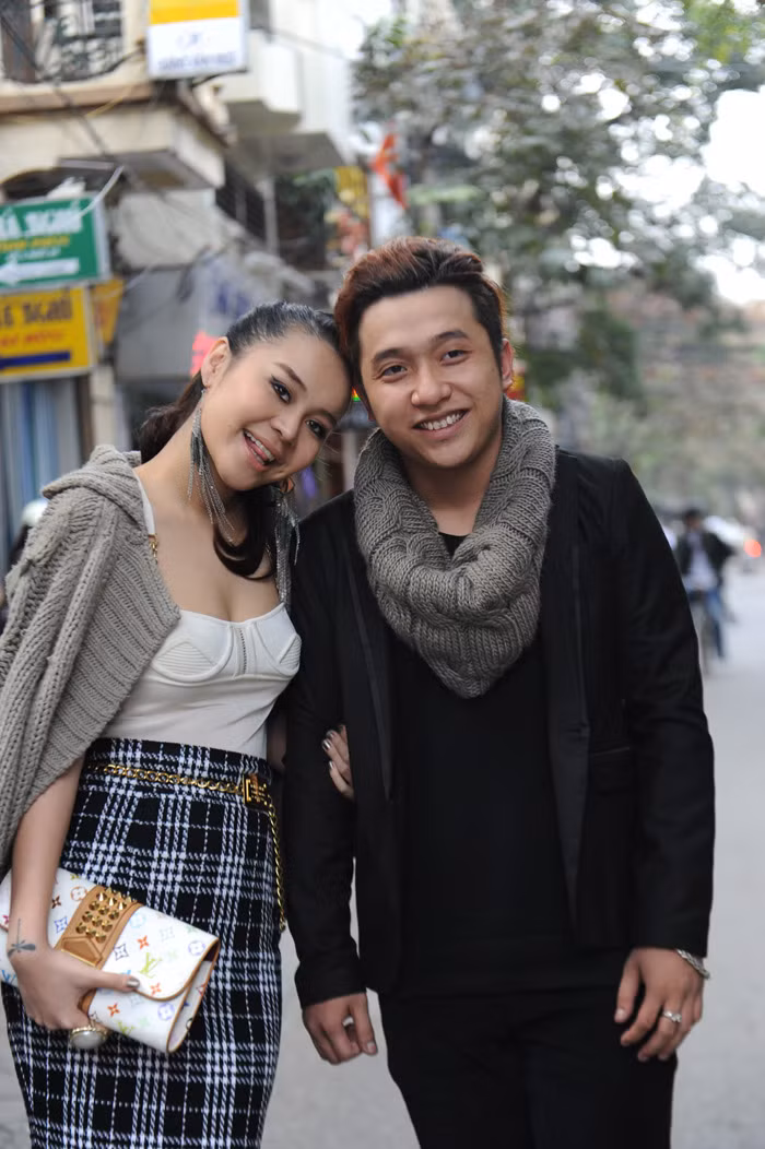 Vũ Hạnh Nguyên và giọng ca trẻ Yanbi. Yanbi đã từng cho ra mắt rất thành công ca khúc Vu Vơ trong cộng đồng nhạc online vào năm 2008. Vẫn dưạ theo cảm xúc cuả ca khúc Vu Vơ, Yanbi cùng với Bueno sáng tác ca khúc Vu Vơ 2. Bài hát kể về tâm sự cuả 1 chàng trai muốn tỏ tình với cô gái nhưng nhận lại được sự hững hờ và vu vơ cuả cô ta. Vũ Hạnh Nguyên và giọng ca trẻ Yanbi. Yanbi đã từng cho ra mắt rất thành công ca khúc Vu Vơ trong cộng đồng nhạc online vào năm 2008. Vẫn dưạ theo cảm xúc cuả ca khúc Vu Vơ, Yanbi cùng với Bueno sáng tác ca khúc Vu Vơ 2. Bài hát kể về tâm sự cuả 1 chàng trai muốn tỏ tình với cô gái nhưng nhận lại được sự hững hờ và vu vơ cuả cô ta.