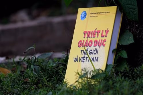 Theo GS.TS Nguyễn Minh Thuyết và PGS.TS Hoàng Hòa Bình, đầu tiên là phải đổi mới Triết lý Giáo dục