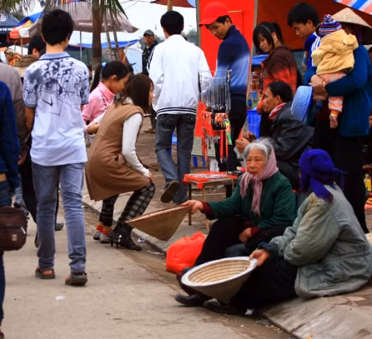 Ăn mày ở Đền Trần (ảnh Hoàng Lâm)