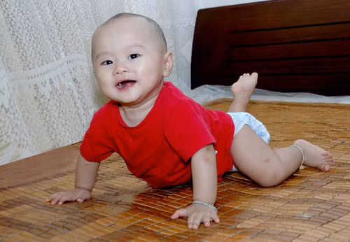 Bố mẹ chỉ nên đóng bỉm cho con buổi tối (Ảnh minh hoạ)