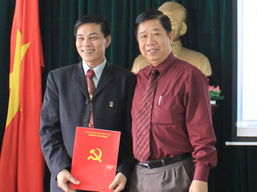 Ông Đan Đức Hiệp (phải) trao quyết định bổ nhiệm cho ông Nguyễn Văn Tùng (trái) - Ảnh: Haiphong.gov.vn Ông Đan Đức Hiệp (phải) trao quyết định bổ nhiệm cho ông Nguyễn Văn Tùng (trái) - Ảnh: Haiphong.gov.vn