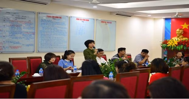 Bà Ngô Thị Diệp Lan, Hiệu trưởng Trường Trung học cơ sở Thanh Xuân trong buổi họp phụ huynh ngày 28/9/2018, ảnh: thcsthanhxuan.edu.vn. Bà Ngô Thị Diệp Lan, Hiệu trưởng Trường Trung học cơ sở Thanh Xuân trong buổi họp phụ huynh ngày 28/9/2018, ảnh: thcsthanhxuan.edu.vn.