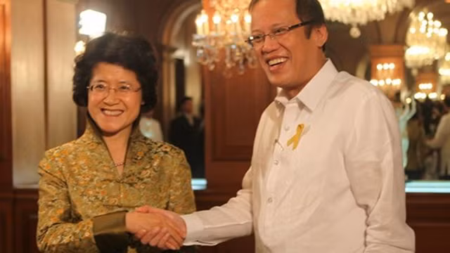 Tổng thống Philippines Aquino tiếp Đại sứ Trung Quốc, bà Mã Khắc Khanh. Tổng thống Philippines Aquino tiếp Đại sứ Trung Quốc, bà Mã Khắc Khanh.