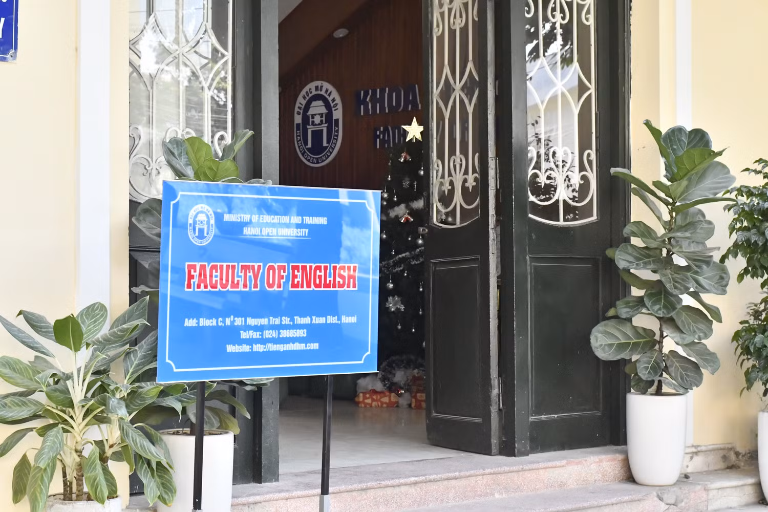 Phía bên phải của tòa nhà C có một số phòng được trường thuê để phục vụ công tác dạy và học cho sinh viên Khoa Tiếng Anh, Trường Đại học Mở Hà Nội. Ảnh: Ngọc Huệ