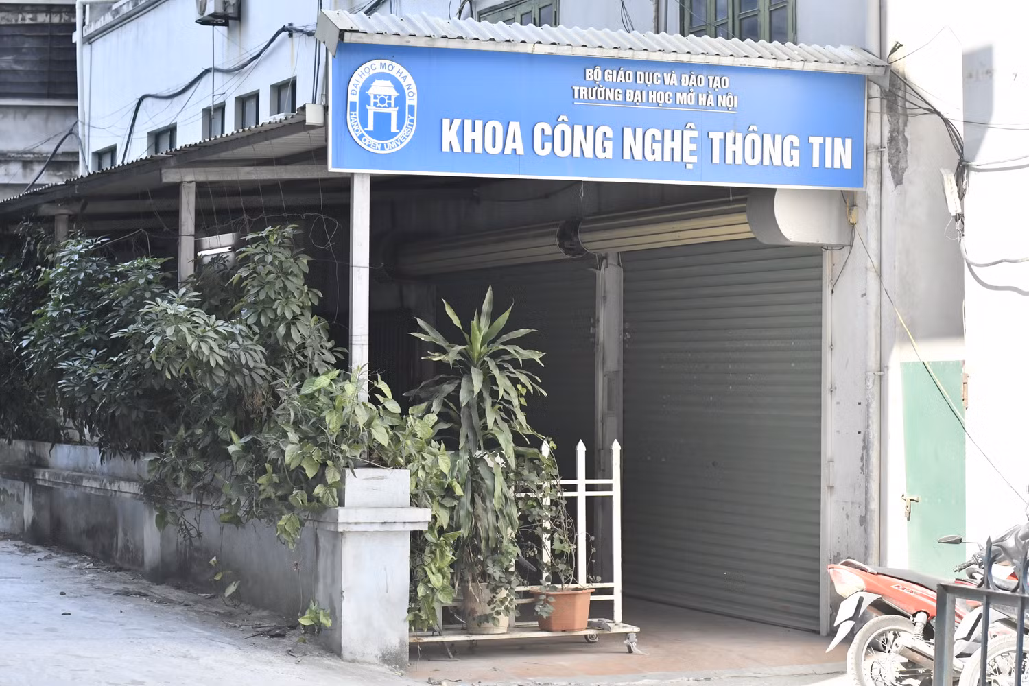 Không có tấm biển, ít ai nghĩ đây là một khoa của trường đại học. Ảnh chụp tại Khoa Công nghệ thông tin Trường Đại học Mở Hà Nội. Ảnh: Ngọc Huệ