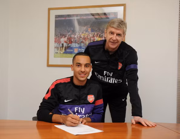 Mọi lời đồn đoán về tương lai của Theo Walcott đã chấm dứt khi cầu thủ chạy cánh người Anh đã đồng ý gia hạn hợp đồng với Arsenal đến năm 2016. Ký vào bản hợp đồng mới, Walcott sẽ trở thành cầu thủ được hưởng lương cao nhất tại Emirates, 100 nghìn bảng/tuần.