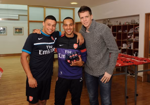 “Tôi rất hạnh phúc khi được gia hạn hợp đồng với Arsenal. Rất cảm ơn sự ủng hộ của HLV, đồng đội và người hâm mộ trong thời gian qua. Tôi đã thể hiện quan điểm muốn ở lại CLB ngay từ đầu và tôi vô cùng hài lòng với bản hợp đồng mới này. Điều quan trọng là giờ đây CLB đã chứng minh được tham vọng của mình và hy vọng chúng tôi sẽ giành chiến thắng các danh hiệu trong tương lai gần nhất”, Theo Walcott hồ hởi phát biểu trên trang web của Arsenal.