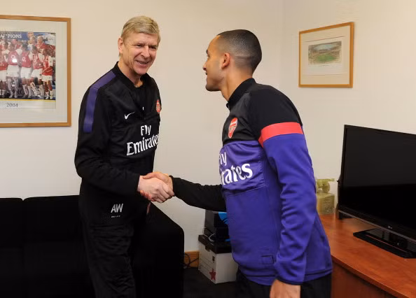 “Chúng tôi rất vui mừng khi cuối cùng thì Theo Walcott đã đồng ý ký vào bản hợp đồng mới. Cậu ấy gia nhập CLB từ năm 16 tuổi và đến giờ này thì cậu ấy đã là một ngôi sao, một cầu thủ đã trưởng thành thực sự. Theo là một cầu thủ tuyệt vời. Việc gia hạn hợp đồng với Walcott thực sự là một cú hích cho tham vọng của chúng tôi”, HLV Arsene Wenger cho biết.