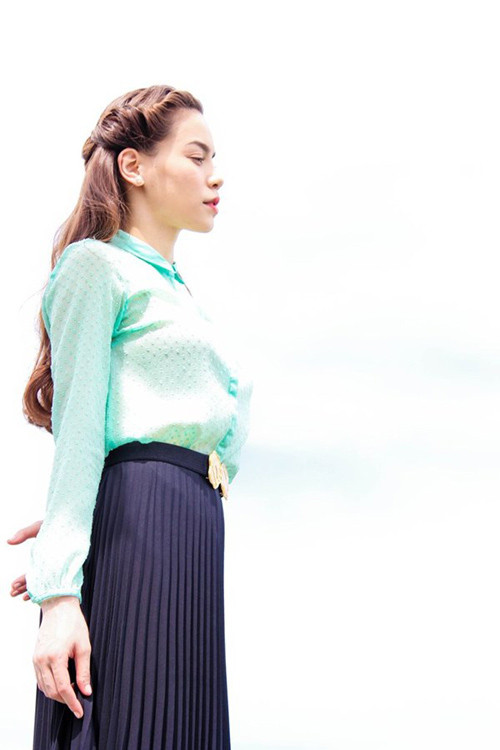Đẹp ngọt ngào và đậm chất cổ điển, từ góc nhìn nghiêng trông Hà Hồ chẳng khác nào mỹ nữ thập niên 60. Xem thêm: Style Hồ Ngọc Hà / Thời trang công sở / Váy xinh