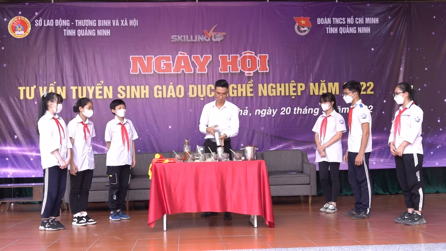 Nhân viên Tập đoàn Sun Group trình diễn kỹ năng nghề nghiệp tại ngày hội. (Ảnh: CTV) Nhân viên Tập đoàn Sun Group trình diễn kỹ năng nghề nghiệp tại ngày hội. (Ảnh: CTV)