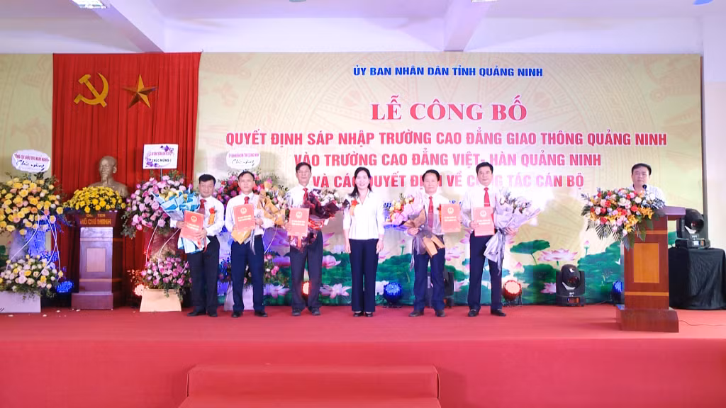 Bà Nguyễn Thị Hạnh, Phó Chủ tịch Ủy ban nhân dân tỉnh trao quyết định sáp nhập Trường Cao đẳng Giao thông Quảng Ninh vào Trường Cao đẳng Việt - Hàn Quảng Ninh (Ảnh: CTV) Bà Nguyễn Thị Hạnh, Phó Chủ tịch Ủy ban nhân dân tỉnh trao quyết định sáp nhập Trường Cao đẳng Giao thông Quảng Ninh vào Trường Cao đẳng Việt - Hàn Quảng Ninh (Ảnh: CTV)