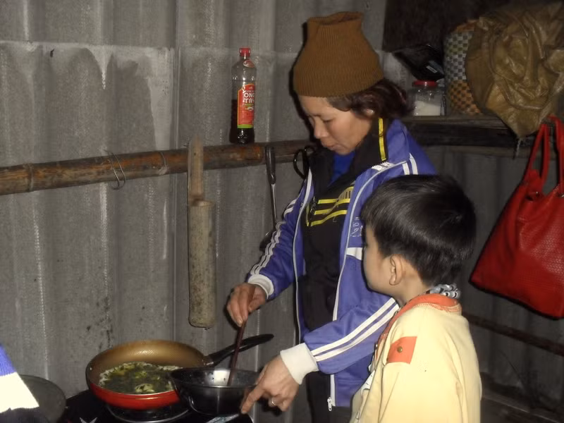 Vắng người đàn ông trụ cột trong nhà nên chị em bà Nguyễn Thị Thương (vợ ông Vươn) hợp sức lo toan mọi chuyện.