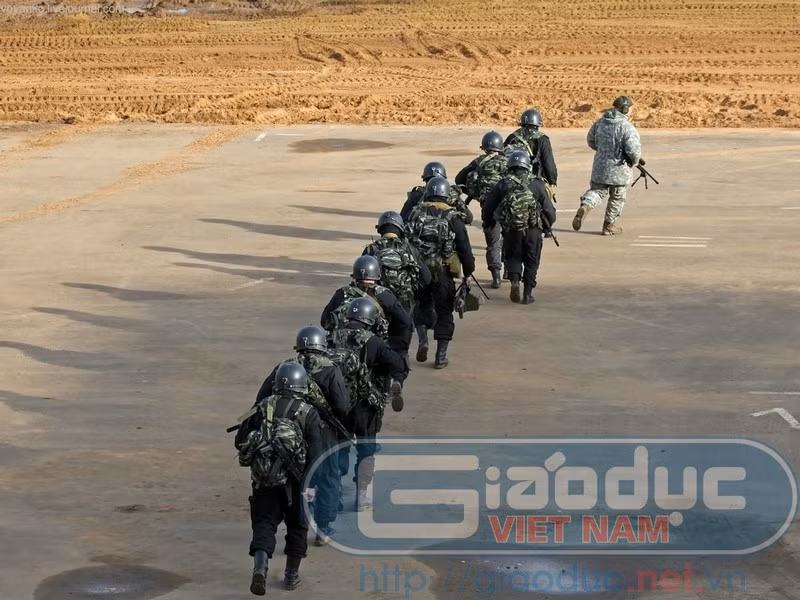 Các bính sỹ đặc nhiệm tham gia trình diễn các loại vũ khí đặc biệt Các bính sỹ đặc nhiệm tham gia trình diễn các loại vũ khí đặc biệt