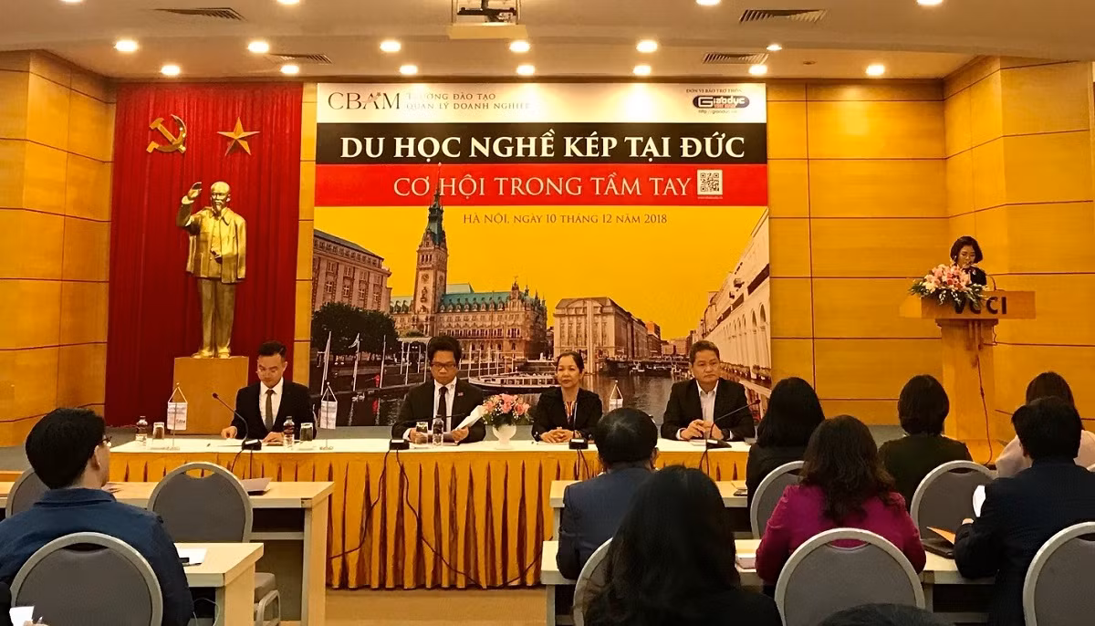 Ông Vũ Tiến Lộc - Chủ tịch Phòng Thương mại và Công nghiệp Việt Nam chủ trì hội thảo.