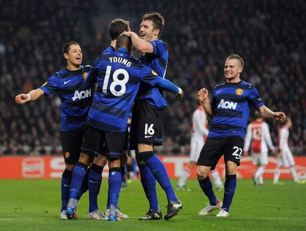 Niềm vui của Ashley Young và các cầu thủ Manchester United Niềm vui của Ashley Young và các cầu thủ Manchester United
