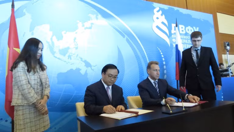 Phó Thủ Tướng Hoàng Trung Hải và Phó Thủ Tướng thứ nhất Chính phủ Liên Bang Nga Igor Shuvalov ký biên bản ghi nhờ hợp tác kinh tế thương mại và khoa học kỹ thuật Phó Thủ Tướng Hoàng Trung Hải và Phó Thủ Tướng thứ nhất Chính phủ Liên Bang Nga Igor Shuvalov ký biên bản ghi nhờ hợp tác kinh tế thương mại và khoa học kỹ thuật