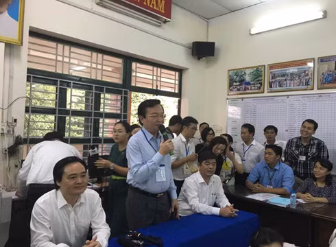 Giám đốc Sở Giáo dục và Đào tạo thành phố Lê Hồng Sơn báo cáo công tác chuẩn bị kỳ thi (ảnh: P.L) Giám đốc Sở Giáo dục và Đào tạo thành phố Lê Hồng Sơn báo cáo công tác chuẩn bị kỳ thi (ảnh: P.L)