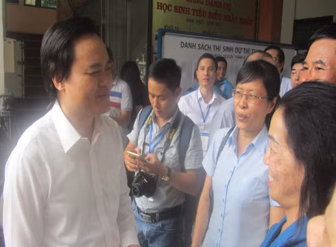 Bộ trưởng Phùng Xuân Nhạ thăm hỏi, động viên phụ huynh trước khi kỳ thi bắt đầu (ảnh: P.L) Bộ trưởng Phùng Xuân Nhạ thăm hỏi, động viên phụ huynh trước khi kỳ thi bắt đầu (ảnh: P.L)