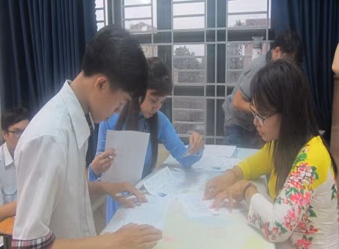 Thí sinh kiểm tra lại thông tin cá nhân tại điểm thi Trường Nguyễn Hữu Huân (ảnh: P.L) Thí sinh kiểm tra lại thông tin cá nhân tại điểm thi Trường Nguyễn Hữu Huân (ảnh: P.L)
