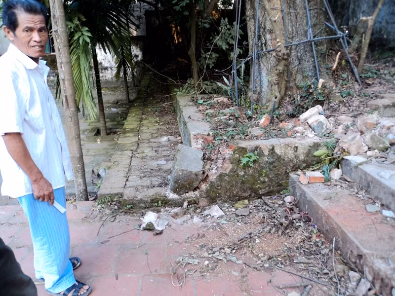 Các dấu tích của vụ cưa trộm: gạch vỡ...