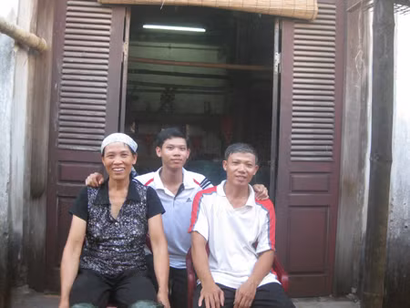 Chu Văn Tạo và bố mẹ trong niềm vui với danh hiệu Thủ khoa Chu Văn Tạo và bố mẹ trong niềm vui với danh hiệu Thủ khoa