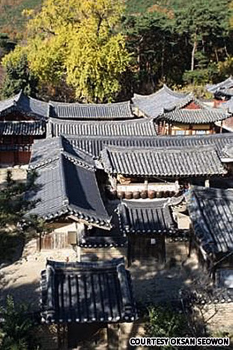 Oksan Seowon nằm trong thung lũng giữa các ngọn núi Jaok, Doduk, Hwagae và Muhak nêncó quang cảnh rất hùng vĩ