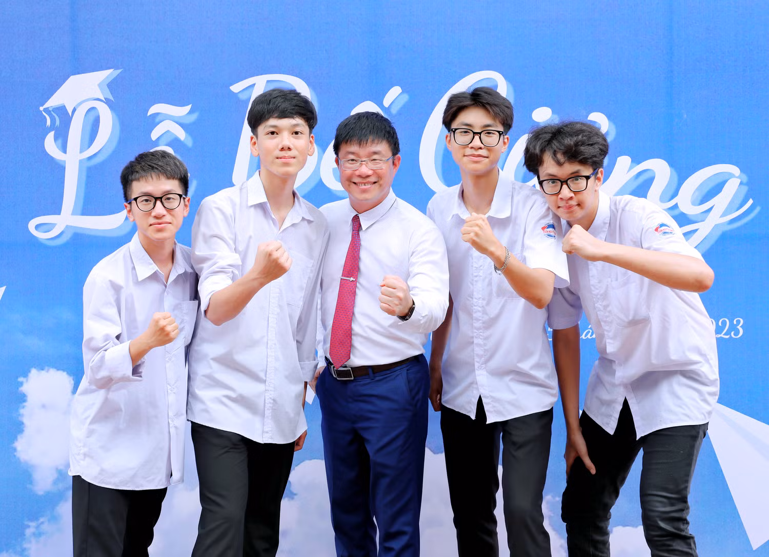Khép lại hành trình đồng hành cùng Trường THPT Trần Nguyên Hãn, thầy Nguyễn Minh Quý mong rằng những "người con" của thầy sẽ trở thành người sống có đạo đức và thành công trên con đường các em đã chọn(Ảnh: PL)