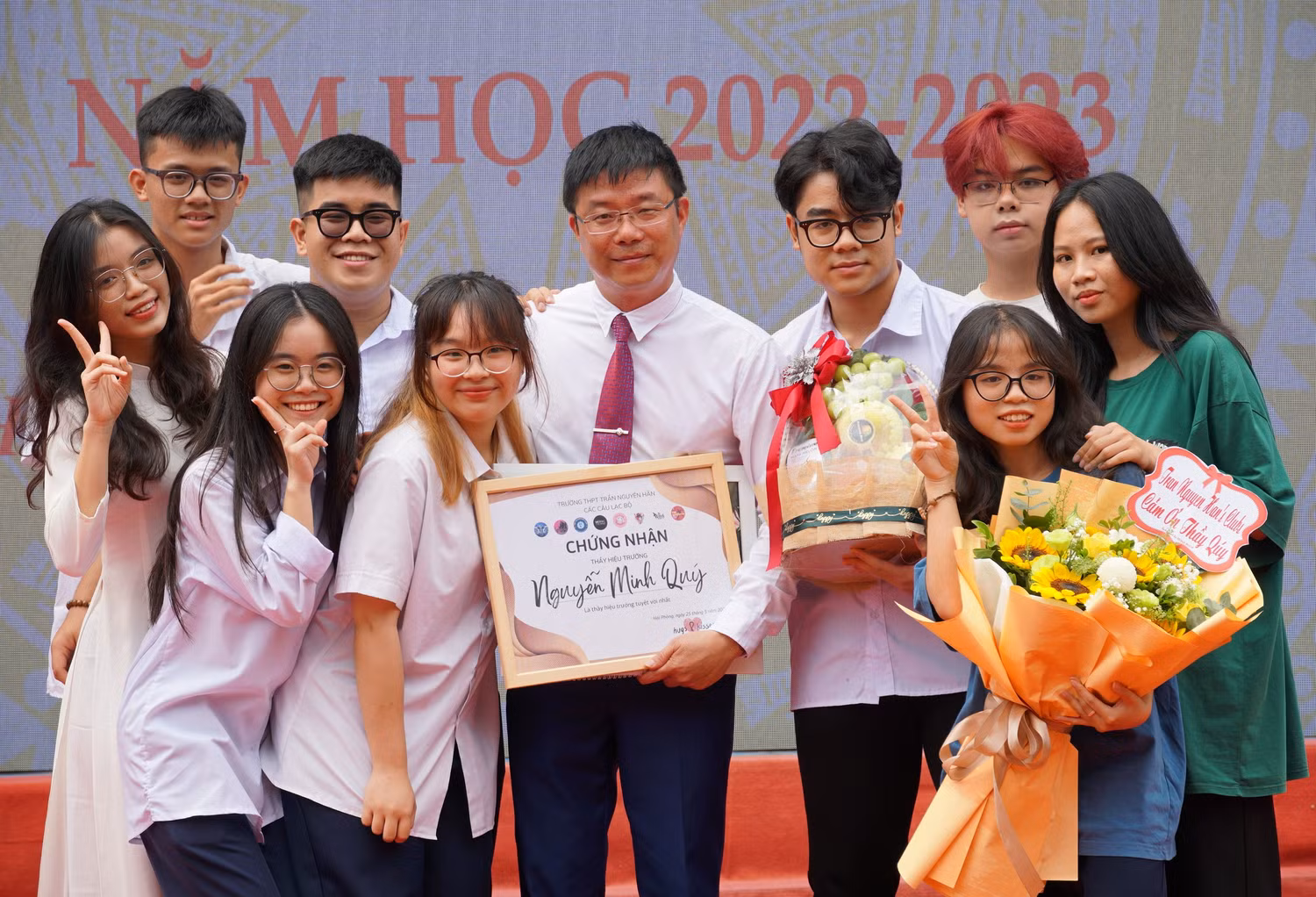 Những món quà handmade đầy ý nghĩa của học sinh gửi thầy hiệu trưởng (Ảnh: PL)