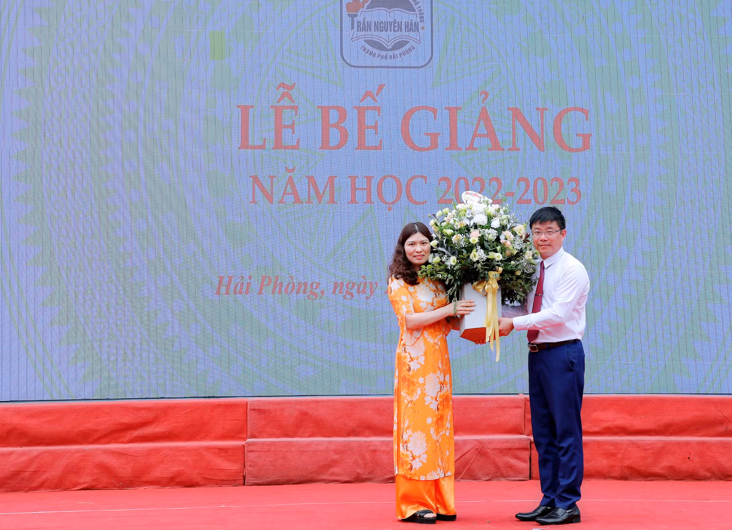 Đại diện ban chi hội cha mẹ học sinh nhà trường tri ân người thầy luôn tâm huyết với mái trường Trần Nguyên Hãn (Ảnh: PL)