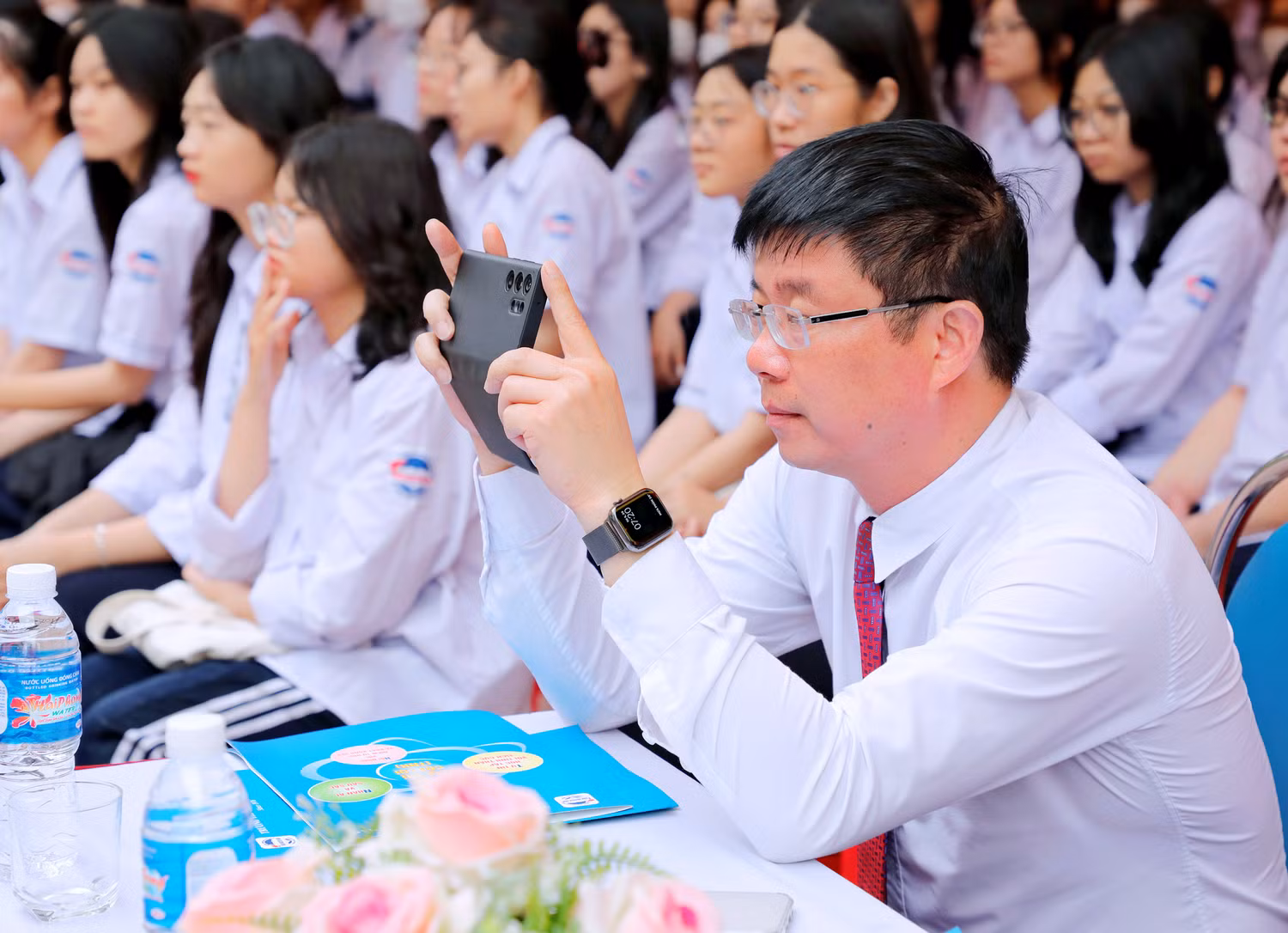 Thầy Nguyễn Minh Quý lưu giữ lại những khoảnh khắc đẹp của đồng nghiệp, học sinh tại ngôi trường mà thầy đã gắn bó 10 năm (Ảnh: PL)