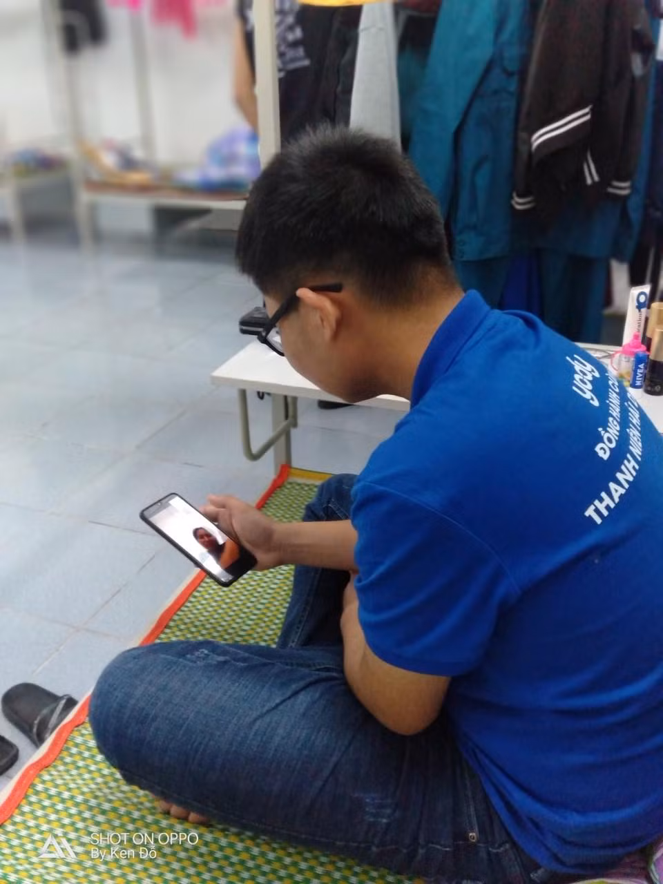 Để khỏa lấp nỗi nhớ nhà, những lúc rảnh rỗi các em đều gọi Facetime cho bố mẹ. Ảnh: Nhân vật cung cấp Để khỏa lấp nỗi nhớ nhà, những lúc rảnh rỗi các em đều gọi Facetime cho bố mẹ. Ảnh: Nhân vật cung cấp