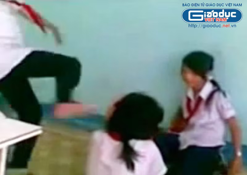 Những cú song phi từ bên sang, mỗi lần như vậy nạn nhân phải hứng chịu liên tiếp 4, 5 cú đạp. >>BẤM ĐÂY XEM CẬP NHẬT ĐIỂM THI ĐẠI HỌC, CAO ĐẲNG NHANH NHẤT 2012
