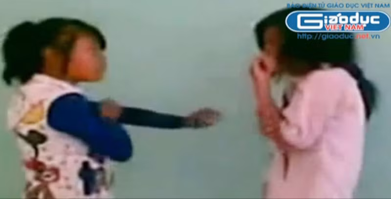 Đến lượt một nữ sinh khác đến trước mặt, xắn tay áo với khuôn mặt và động tác rất hung dữ. >>BẤM ĐÂY XEM CẬP NHẬT ĐIỂM THI ĐẠI HỌC, CAO ĐẲNG NHANH NHẤT 2012