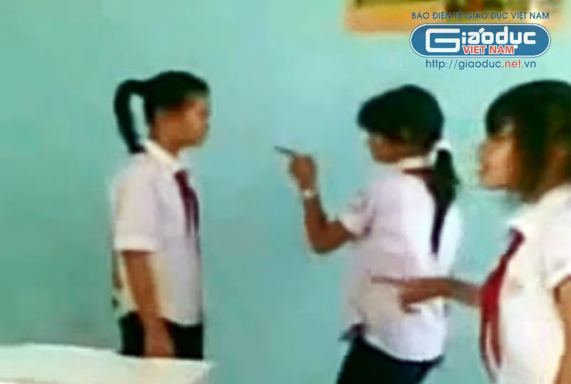 Trong góc phòng nhỏ, một nữ sinh bị nhiều nữ sinh khác chửi bới và dọa dẫm trước khi đánh và đạp vào đầu rất thậm tệ. >>BẤM ĐÂY XEM CẬP NHẬT ĐIỂM THI ĐẠI HỌC, CAO ĐẲNG NHANH NHẤT 2012