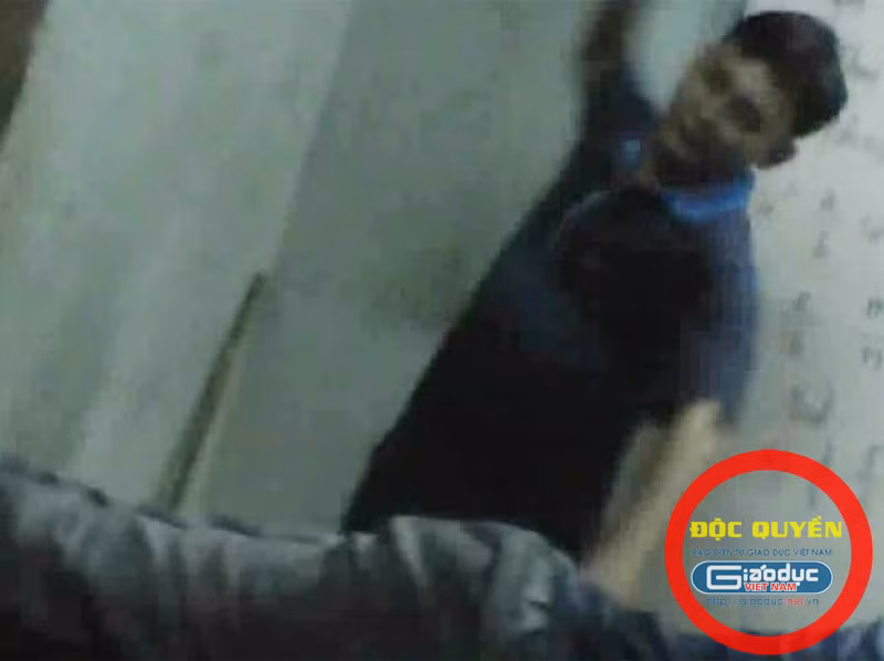 Thì bố mẹ biết không? Con nằm đây với nỗi đau ám ảnh từng ngày. Nơi mà đáng ra là niềm vui và hạnh phúc thì lại là nơi con sợ hãi vô cùng. Những vết roi này hằn sâu vào trái tim của con, suy nghĩ của con, nó thành ký ức hãi hùng theo con suốt cuộc đời mà tuổi thơ của chúng con lẽ ra không phải gánh chịu.