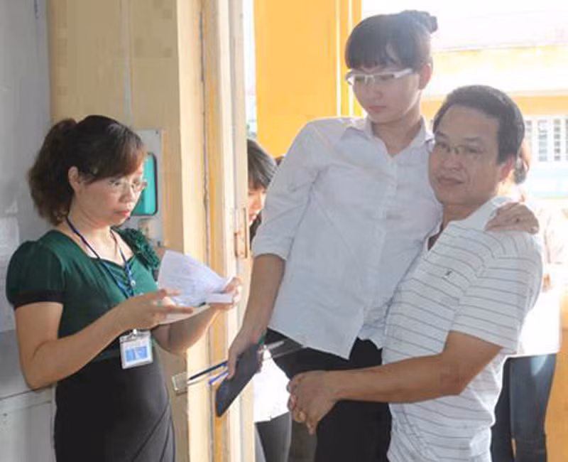 Khi bạn được yêu thương, được cha đưa vào tận phòng thi...