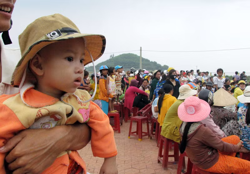 Ngay từ đầu giờ chiều, các em đã tập trung tại sân của nhà thể thao của huyện để chờ đến lượt được nhận quà trung thu. Lâu lắm rồi, trẻ em Lý Sơn mới có được trung thu háo hức như vậy. Trong dịp Trung thu này, Báo điện tử Giáo dục Việt Nam đã trao 10 suất học bổng cho trẻ em trên đảo Lý Sơn. >>Rơi nước mắt, học sinh quỳ đất trong lễ tựu trường >>Bản hiếu học ở cuối trời Tây Bắc >>Những hình ảnh ấn tượng về trẻ em ở Trường Sa >>Những trò chơi thuở ấu thơ của học trò