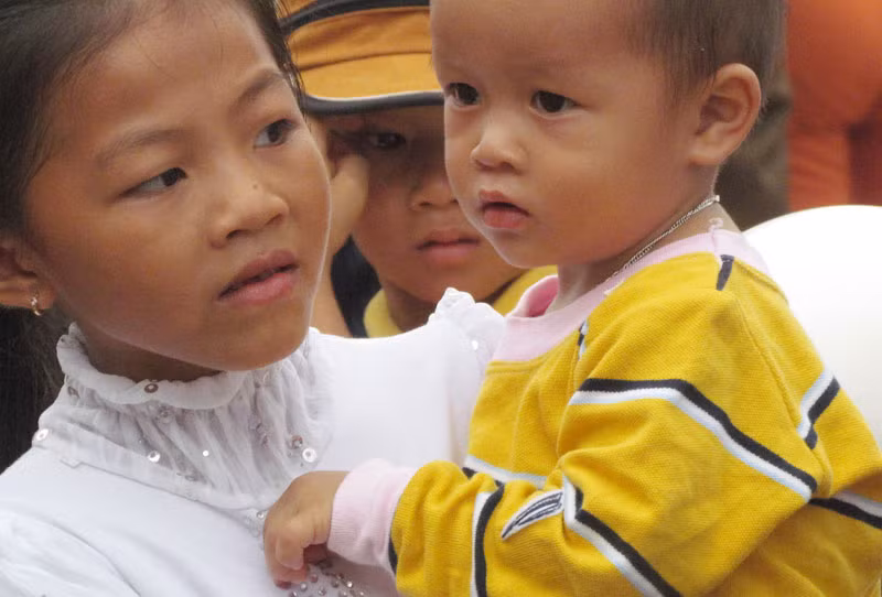 Chương trình đã trao hơn 1.600 suất quà và gần 800 suất học bổng cho trẻ em và học sinh trên đảo. >>Rơi nước mắt, học sinh quỳ đất trong lễ tựu trường >>Bản hiếu học ở cuối trời Tây Bắc >>Những hình ảnh ấn tượng về trẻ em ở Trường Sa >>Những trò chơi thuở ấu thơ của học trò