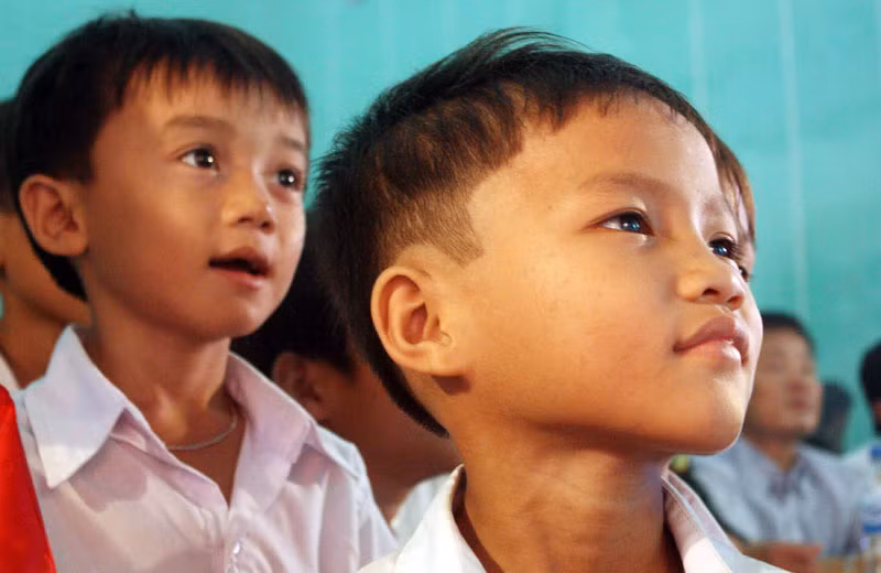 Nụ cười và ánh mắt sáng niềm vui. >>Rơi nước mắt, học sinh quỳ đất trong lễ tựu trường >>Bản hiếu học ở cuối trời Tây Bắc >>Những hình ảnh ấn tượng về trẻ em ở Trường Sa >>Những trò chơi thuở ấu thơ của học trò