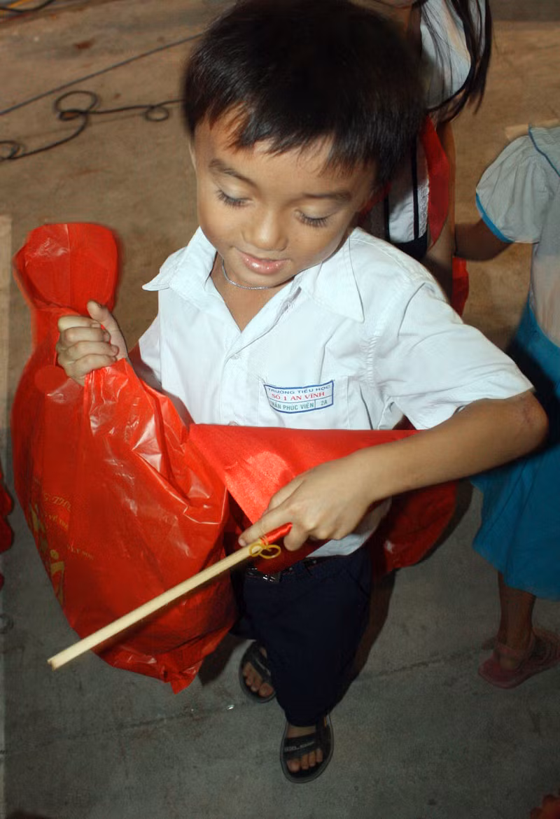 Em nhỏ Trường Tiểu học số 2 An Vinh phải vất vả mới mang được túi quà của mình. >>Rơi nước mắt, học sinh quỳ đất trong lễ tựu trường >>Bản hiếu học ở cuối trời Tây Bắc >>Những hình ảnh ấn tượng về trẻ em ở Trường Sa >>Những trò chơi thuở ấu thơ của học trò