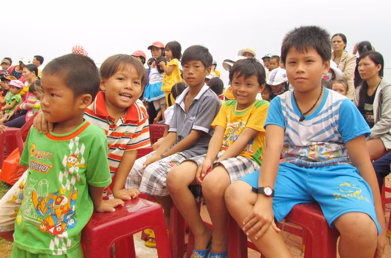 Đây là chương trình được phối hợp giữa Hội Bảo vệ quyền trẻ em Việt Nam, Bộ LĐTBXH, UBND tỉnh Quảng Ngãi cùng các nhà hảo tâm với chủ đề "Trung thu kết nối yêu thương hương về trẻ em đảo Lý Sơn". Chương trình đã quyên góp được gần 2,6 tỉ đồng, trong đó dành 1,5 tỉ để xây nhà bán trú cho học sinh. >>Rơi nước mắt, học sinh quỳ đất trong lễ tựu trường >>Bản hiếu học ở cuối trời Tây Bắc >>Những hình ảnh ấn tượng về trẻ em ở Trường Sa >>Những trò chơi thuở ấu thơ của học trò