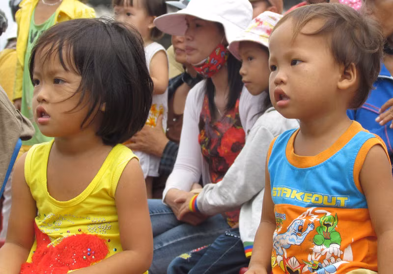 >>Rơi nước mắt, học sinh quỳ đất trong lễ tựu trường >>Bản hiếu học ở cuối trời Tây Bắc >>Những hình ảnh ấn tượng về trẻ em ở Trường Sa >>Những trò chơi thuở ấu thơ của học trò