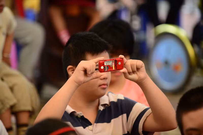 Ghi lại khoảng khắc ngày lễ khai giảng với một chiếc điện thoại... không có pin và camera. >>Những hình ảnh đẹp nhất lễ khai giảng 2012 >>Xúc động hình ảnh chú lính chì Thiện Nhân vào lớp 1 >>Những hình ảnh ấn tượng Lễ tốt nghiệp HV Cảnh sát Nhân dân Ghi lại khoảng khắc ngày lễ khai giảng với một chiếc điện thoại... không có pin và camera. >>Những hình ảnh đẹp nhất lễ khai giảng 2012 >>Xúc động hình ảnh chú lính chì Thiện Nhân vào lớp 1 >>Những hình ảnh ấn tượng Lễ tốt nghiệp HV Cảnh sát Nhân dân