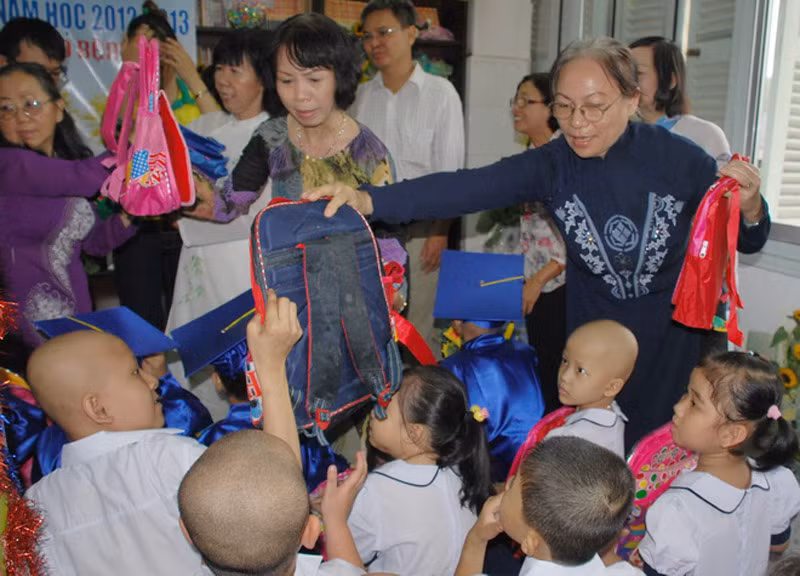 Món quà đầu năm học mới dành cho tất cả học sinh là những dụng cụ học tập xinh xắn. Cặp in hình siêu nhân, người dơi dành cho các bạn trai, cặp in hình búp bê, công chúa dành cho các bạn gái. >>Những hình ảnh đẹp nhất lễ khai giảng 2012 >>Xúc động hình ảnh chú lính chì Thiện Nhân vào lớp 1 >>Những hình ảnh ấn tượng Lễ tốt nghiệp HV Cảnh sát Nhân dân Món quà đầu năm học mới dành cho tất cả học sinh là những dụng cụ học tập xinh xắn. Cặp in hình siêu nhân, người dơi dành cho các bạn trai, cặp in hình búp bê, công chúa dành cho các bạn gái. >>Những hình ảnh đẹp nhất lễ khai giảng 2012 >>Xúc động hình ảnh chú lính chì Thiện Nhân vào lớp 1 >>Những hình ảnh ấn tượng Lễ tốt nghiệp HV Cảnh sát Nhân dân