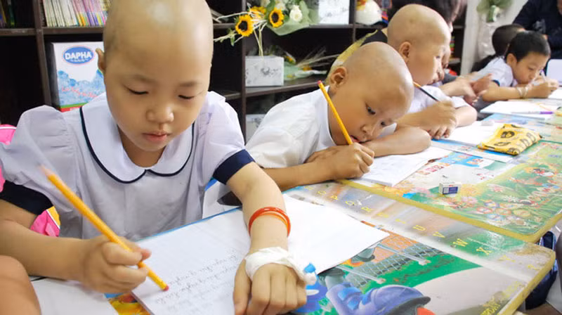 Buổi học đầu tiên trong năm học mới của các học sinh ở Bệnh viện Ung bướu TP.HCM. Được quay lại với lớp học, với cô giáo, bạn bè là niềm vui lớn của nhiều học trò nhỏ. >>Những hình ảnh đẹp nhất lễ khai giảng 2012 >>Xúc động hình ảnh chú lính chì Thiện Nhân vào lớp 1 >>Những hình ảnh ấn tượng Lễ tốt nghiệp HV Cảnh sát Nhân dân Buổi học đầu tiên trong năm học mới của các học sinh ở Bệnh viện Ung bướu TP.HCM. Được quay lại với lớp học, với cô giáo, bạn bè là niềm vui lớn của nhiều học trò nhỏ. >>Những hình ảnh đẹp nhất lễ khai giảng 2012 >>Xúc động hình ảnh chú lính chì Thiện Nhân vào lớp 1 >>Những hình ảnh ấn tượng Lễ tốt nghiệp HV Cảnh sát Nhân dân