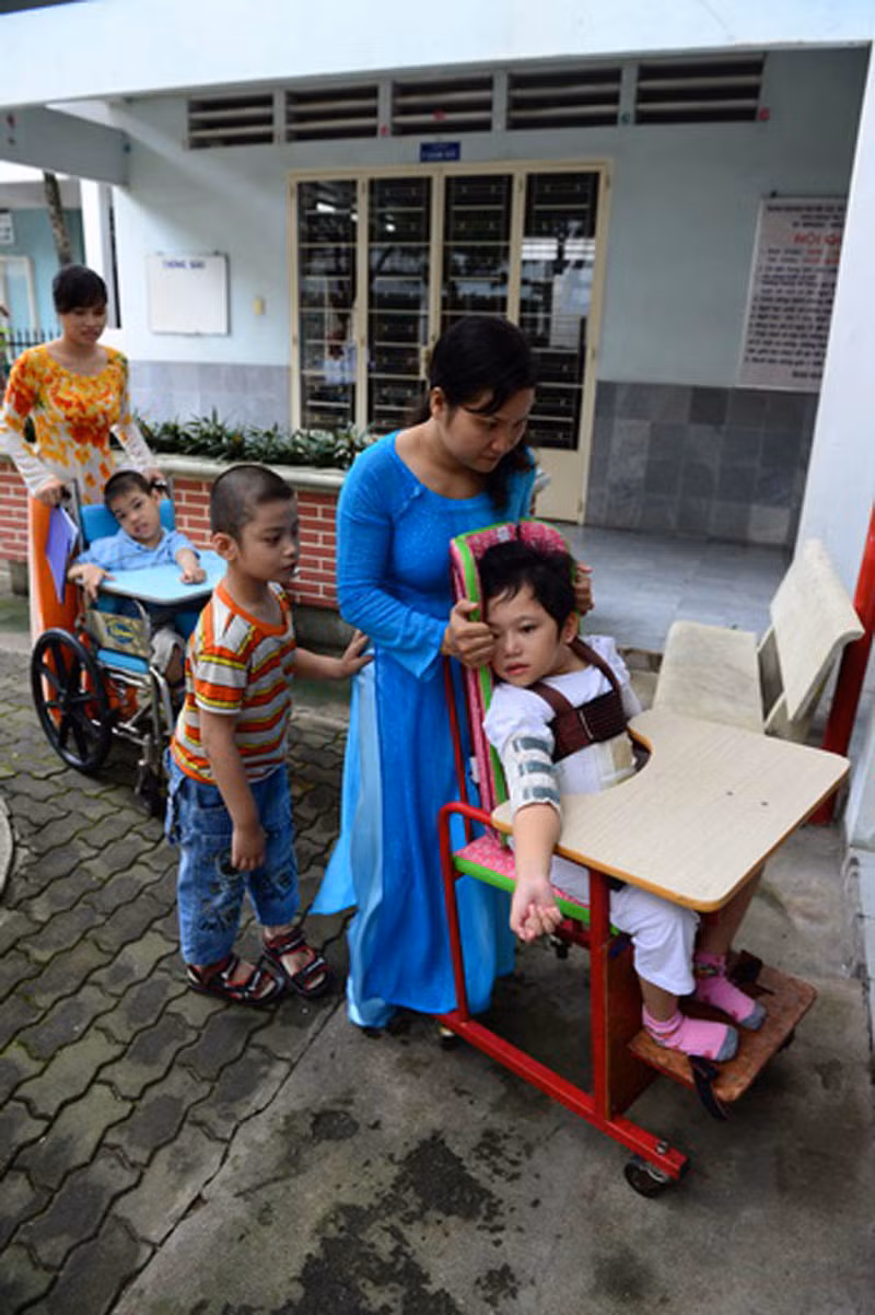 Các cô giáo dẫn học sinh vào nhận lớp mới. >>Những hình ảnh đẹp nhất lễ khai giảng 2012 >>Xúc động hình ảnh chú lính chì Thiện Nhân vào lớp 1 >>Những hình ảnh ấn tượng Lễ tốt nghiệp HV Cảnh sát Nhân dân Các cô giáo dẫn học sinh vào nhận lớp mới. >>Những hình ảnh đẹp nhất lễ khai giảng 2012 >>Xúc động hình ảnh chú lính chì Thiện Nhân vào lớp 1 >>Những hình ảnh ấn tượng Lễ tốt nghiệp HV Cảnh sát Nhân dân