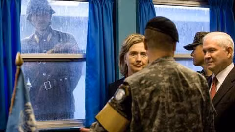 Một binh sĩ Triều Tiên nhìn qua cửa kính của tòa nhà TT2 khi Ngoại trưởng Mỹ Hillary Clinton và Bộ trưởng Quốc phòng Mỹ Robert M. Gate đến thăm khu vực phi quân sự bên phía Hàn Quốc vào ngày 21/7/2011.